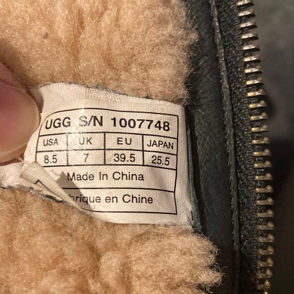 Ugg Chaney Leather Shearling Boot - Picture 7 of 8